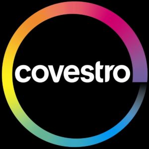 Texte Covestro blanc sur fond noir entouré d'un cercle arc-en-ciel